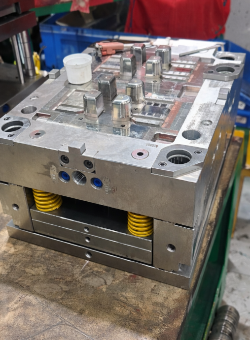 Complete injection mold machine ready for production